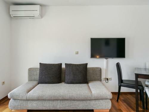 Contemporary Apartment In Drvenik With Balcony