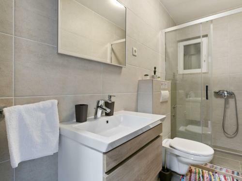 Modern Apartment In Drvenik With Balcony