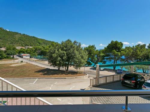 Modern Apartment In Drvenik With Balcony