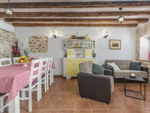 Villa Stone House With Private Pool For 10 People, Near Porec
