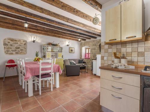 Villa Stone House With Private Pool For 10 People, Near Porec