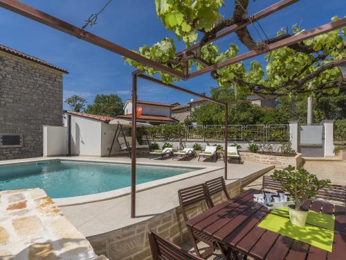 Villa Stone House With Private Pool For 10 People, Near Porec