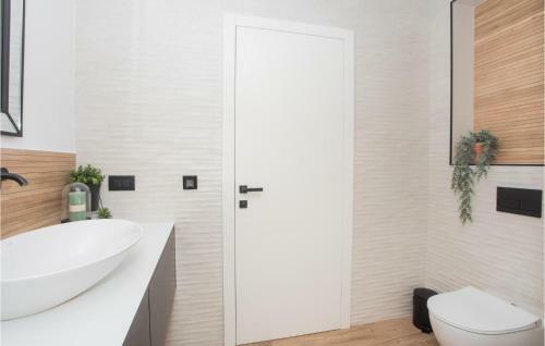 Awesome Home In Dubrava With Jacuzzi, Wifi And Heated Swimming Pool