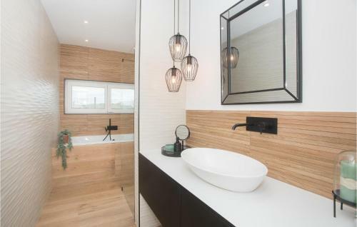 Awesome Home In Dubrava With Jacuzzi, Wifi And Heated Swimming Pool
