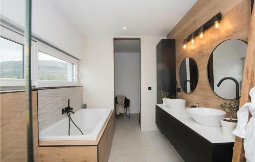 Awesome Home In Dubrava With Jacuzzi, Wifi And Heated Swimming Pool