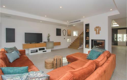 Awesome Home In Dubrava With Jacuzzi, Wifi And Heated Swimming Pool