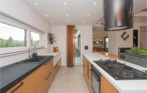 Awesome Home In Dubrava With Jacuzzi, Wifi And Heated Swimming Pool