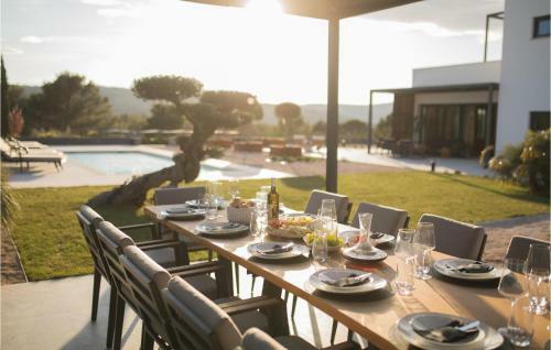 Awesome Home In Dubrava With Jacuzzi, Wifi And Heated Swimming Pool