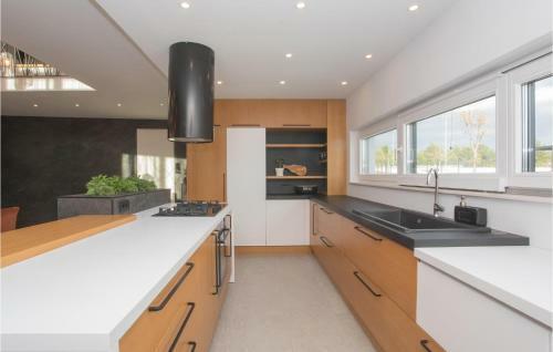 Awesome Home In Dubrava With Jacuzzi, Wifi And Heated Swimming Pool