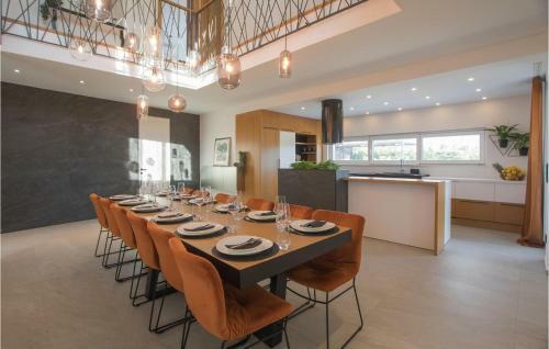 Awesome Home In Dubrava With Jacuzzi, Wifi And Heated Swimming Pool