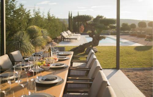 Awesome Home In Dubrava With Jacuzzi, Wifi And Heated Swimming Pool