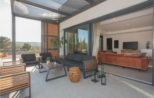 Awesome Home In Dubrava With Jacuzzi, Wifi And Heated Swimming Pool