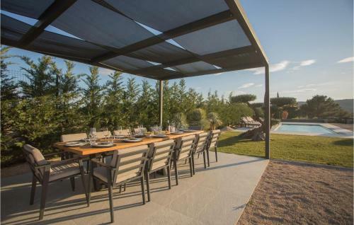 Awesome Home In Dubrava With Jacuzzi, Wifi And Heated Swimming Pool