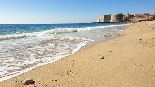 Luxury Beachfront Apartment Banje