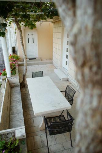 Serious Job Apartment