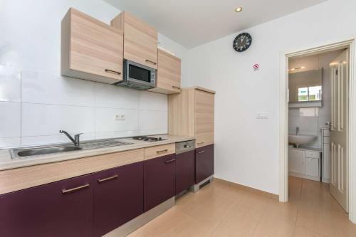 Apartments Road Star