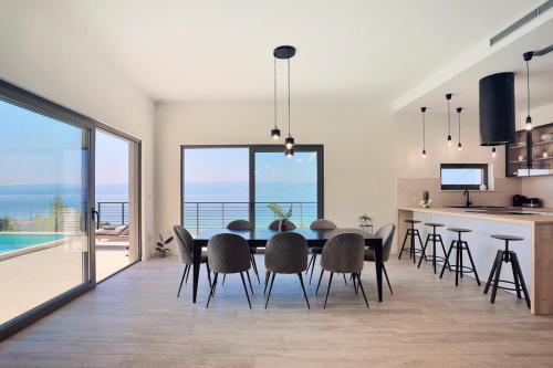 Duce Villa Sleeps 8 With Pool