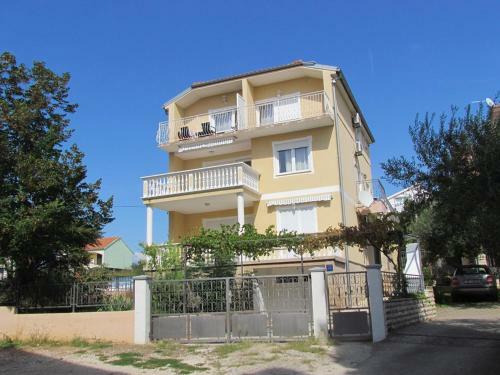 Hostal Holiday House Damir