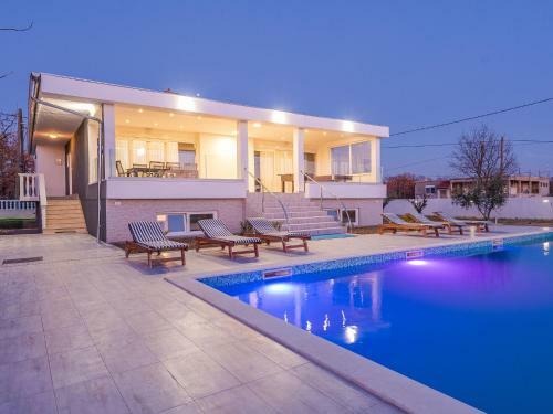 Spacious Holiday Home In Galovac With Jacuzzi