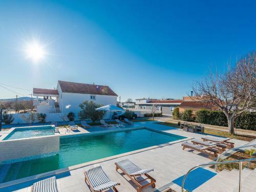 Spacious Holiday Home In Galovac With Jacuzzi