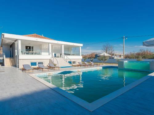 Spacious Holiday Home In Galovac With Jacuzzi