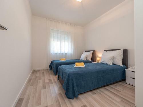 Spacious Holiday Home In Galovac With Jacuzzi
