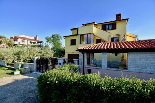Delightful New Holiday Apartment With Grill And Trampoline