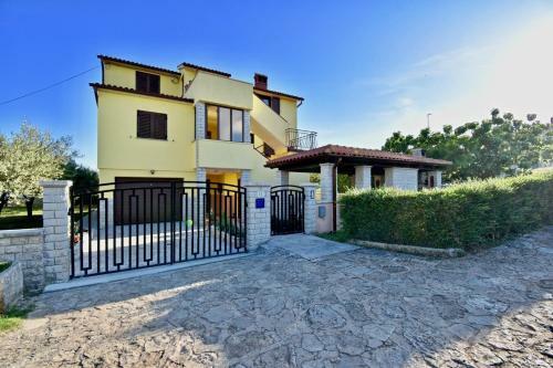 Delightful New Holiday Apartment With Grill And Trampoline