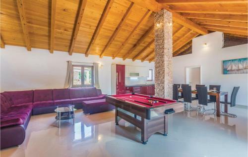Three-bedroom Holiday Home In Gostinjac