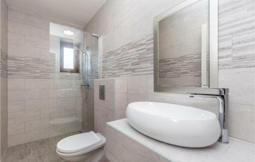 Three-bedroom Holiday Home In Gostinjac
