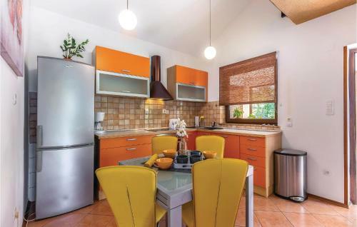 Three-bedroom Holiday Home In Grizane