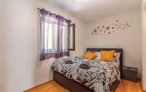 Three-bedroom Holiday Home In Grizane