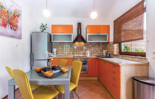 Three-bedroom Holiday Home In Grizane