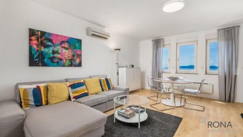 Spacious Apartment With A Panoramic View