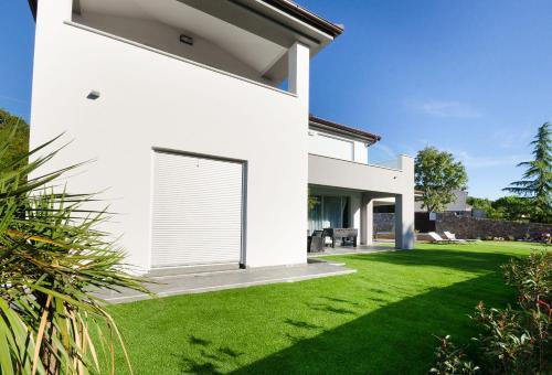 Villa Icici-new Villa With An Outdoor Pool