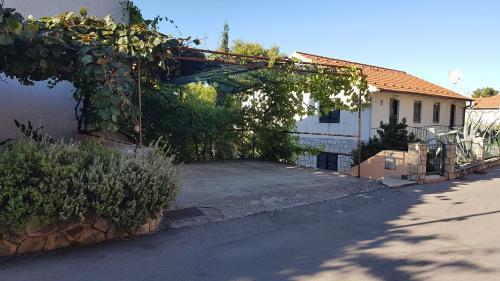 Apartment And Room Caric