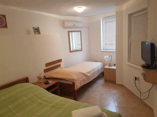 Cosy Apartment In Jezera With Garden