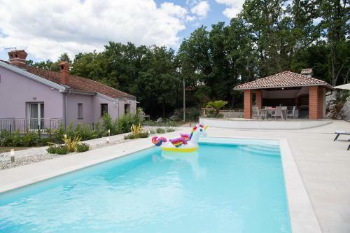 House For Holiday Kiko With Swimmingpool