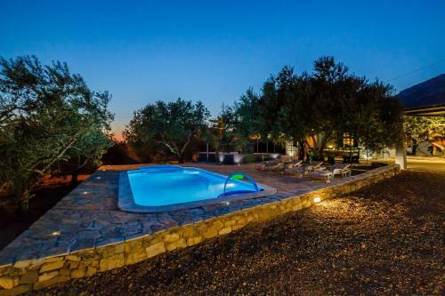 Luxury Villa With Pool & Large Garden Near Split
