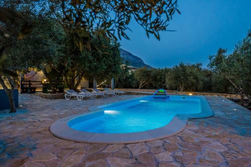 Luxury Villa With Pool & Large Garden Near Split
