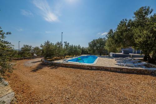 Luxury Villa With Pool & Large Garden Near Split