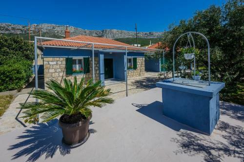 Luxury Villa With Pool & Large Garden Near Split