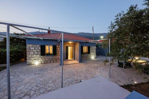 Luxury Villa With Pool & Large Garden Near Split