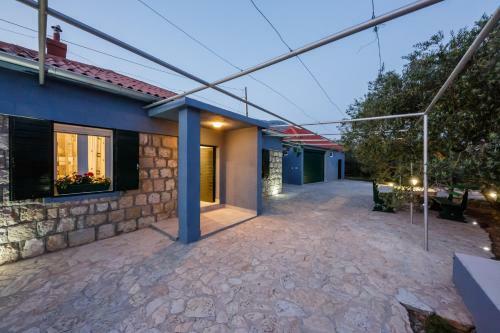 Luxury Villa With Pool & Large Garden Near Split