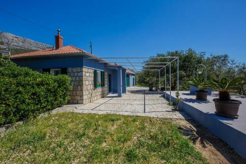 Luxury Villa With Pool & Large Garden Near Split