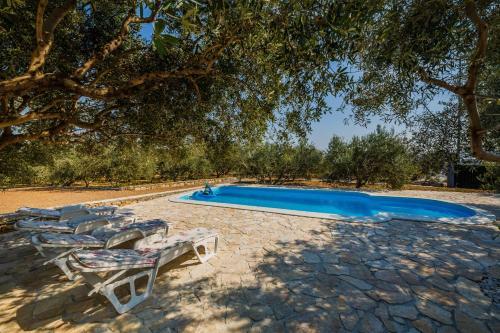 Luxury Villa With Pool & Large Garden Near Split