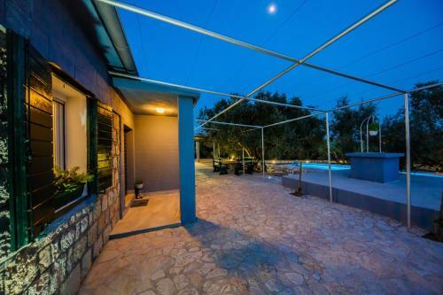 Luxury Villa With Pool & Large Garden Near Split