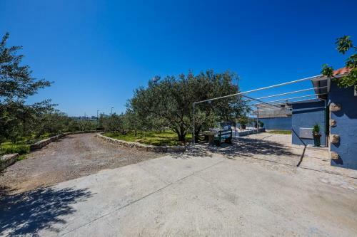 Luxury Villa With Pool & Large Garden Near Split