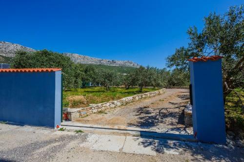 Luxury Villa With Pool & Large Garden Near Split