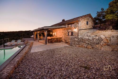 Heritage Stonehouse Jure
